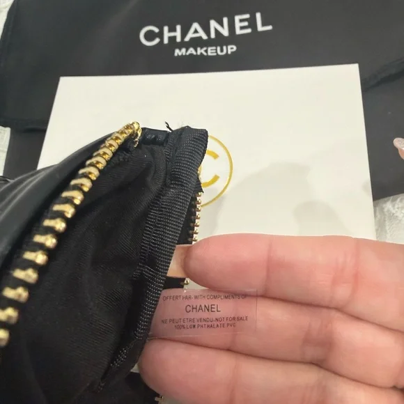 NEW CHANEL Makeup GWP Quilted Cosmetic Pouch With Gold CC Zipper - Picture 6 of 7